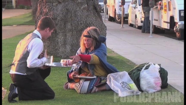 VIDEO: Waiter Delivers Food to the Homeless